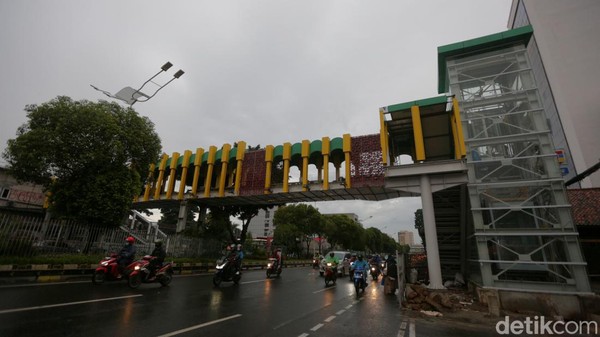 Potret Terkini JPO Matraman yang Bakal Rampung Akhir Desember