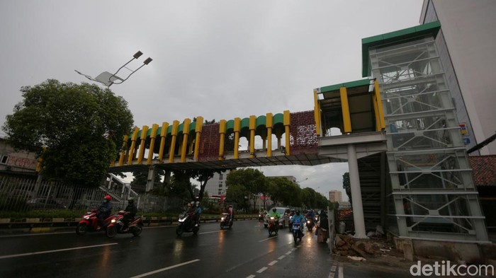 Potret Terkini JPO Matraman yang Bakal Rampung Akhir Desember Jembatan Penyebrangan Orang (JPO) Matraman masih dalam tahap proses revitalisasi. JPO ini ditargetkan akan selesai pada akhir bulan ini.