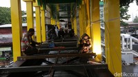 Sejumlah pekerja melakukan progres revitalisasi JPO Matraman.