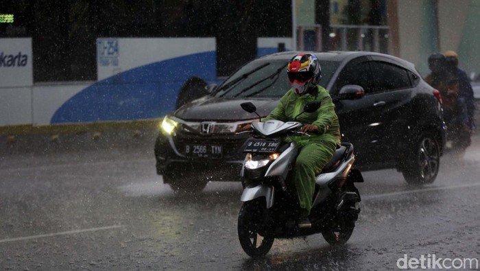 Sejumlah pengendara menerjang hujan deras di kawasan Jalan Sudirman, Jakarta, Jumat (9/12/2022). Penjabat Gubernur DKI Jakarta Heru Budi Hartono menyebut pihaknya akan mengkaji penerapan bekerja dari rumah atau work from home (WFH). Hal ini berkaitan dengan arahan dari Presiden Joko Widodo (Jokowi) tentang potensi cuaca ekstrem pada penghujung 2022.