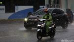 Potret Warga Menembus Hujan Deras Jakarta