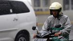 Potret Warga Menembus Hujan Deras Jakarta