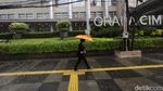 Potret Warga Menembus Hujan Deras Jakarta