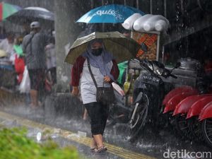 Bukan Badai, BMKG Prediksi Hujan Intensitas Sedang-Lebat Hari Ini