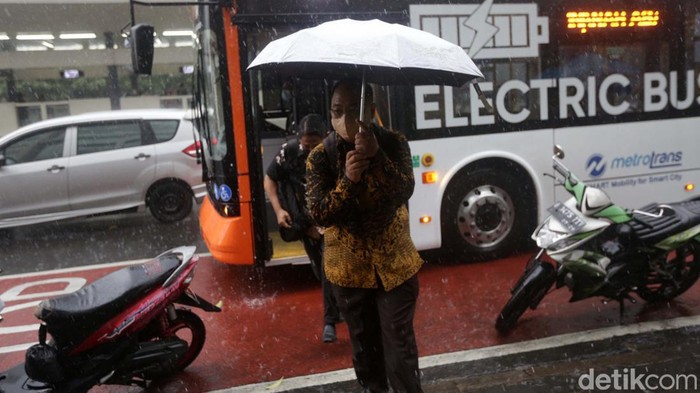 Sejumlah pengendara menerjang hujan deras di kawasan Jalan Sudirman, Jakarta, Jumat (9/12/2022). Penjabat Gubernur DKI Jakarta Heru Budi Hartono menyebut pihaknya akan mengkaji penerapan bekerja dari rumah atau work from home (WFH). Hal ini berkaitan dengan arahan dari Presiden Joko Widodo (Jokowi) tentang potensi cuaca ekstrem pada penghujung 2022.