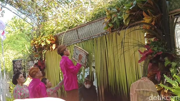Presiden Joko Widodo (Jokowi) memasang bleketepe (anyaman janur muda) dan Ibu Negara Iriana Jokowi melaksanakan prosesi tuwuhan di depan kediaman pribadinya di Sumber, Banjarsari, Solo, menjelang proses siraman putra bungsu mereka, Kaesang Pangarep, Jumat (9/12/2022) pagi.