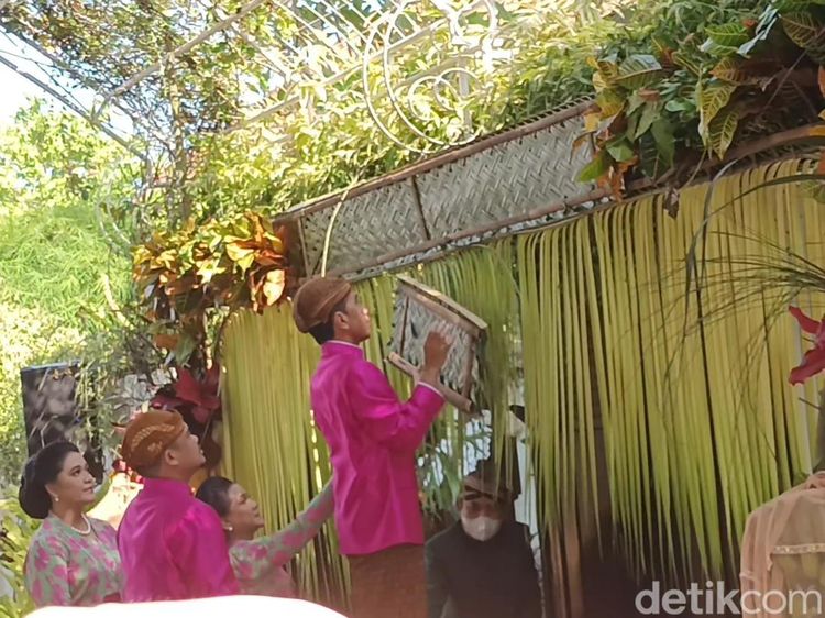 Berbeskap Pink, Jokowi Pasang Bleketepe Jelang Pernikahan Kaesang