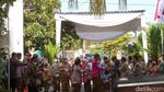 Berbeskap Pink, Jokowi Pasang Bleketepe Jelang Pernikahan Kaesang