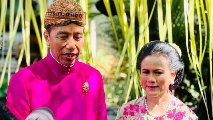 Presiden Jokowi, Iriana, Bobby Nasution dan Kaesang memberi keterangan usai siraman di Sumber, Solo, Jumat (9/12/2022).