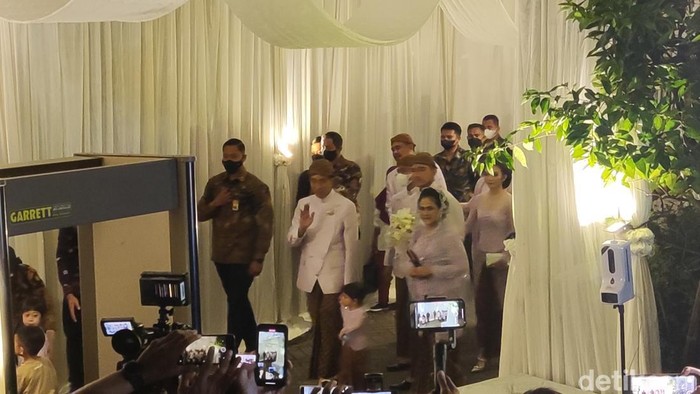 Presiden Jokowi, Iriana, dan Kaesang beserta rombongan tiba di rumah Erina Gudono di Mlati, Sleman, Jumat (9/12/2022).
