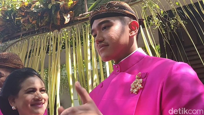 Presiden Jokowi, Iriana, dan Kaesang Pangarep di depan kediamannya, Sumber, Solo, Jumat (9/12/2022).