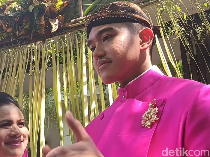 Presiden Jokowi, Iriana, dan Kaesang Pangarep di depan kediamannya, Sumber, Solo, Jumat (9/12/2022).