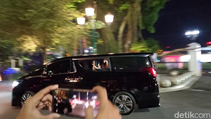 Presiden Jokowi meninggalkan Gedung Agung Jogja dan akan menuju kediaman calon menantunya, Erina Sofia Gudono, untuk mengikuti acara midodareni, Jumat (9/12/2022).
