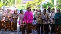 Saat ditanya pesan yang disampaikan untuk putra bungsunya, Iriana sempat menahan tangis. Dengan memegang tangan kanan Kaesang, menyatakan harapannya. Foto: dok Humas dan Protokol Pemkot Solo