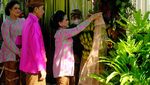 Cantiknya Ibu Negara Pakai Kebaya Kutubaru Motif Bunga Pink