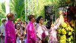 Cantiknya Ibu Negara Pakai Kebaya Kutubaru Motif Bunga Pink