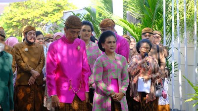 Cantiknya Ibu Negara Pakai Kebaya Kutubaru Motif Bunga Pink