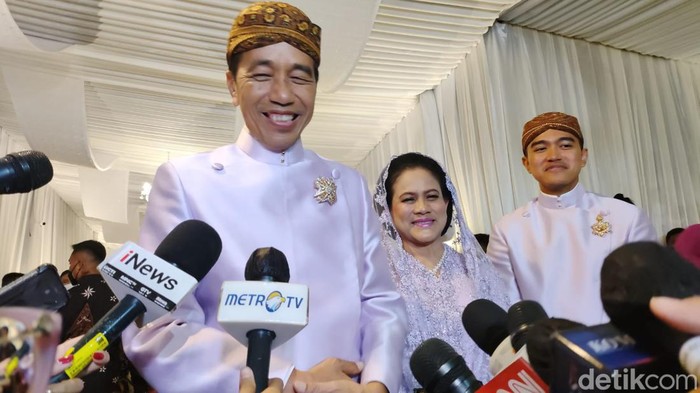 Presiden Jokowi saat acara midodareni pernikahan putranya, Kaesang Pangarep. (Marlinda Oktavia Erwanti/detikcom)