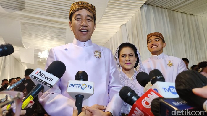 Presiden Jokowi saat acara midodareni pernikahan putranya, Kaesang Pangarep. (Marlinda Oktavia Erwanti/detikcom)
