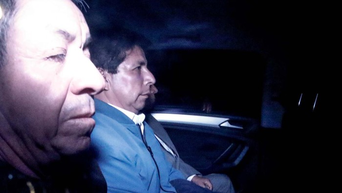 Presiden Peru Ditangkap Usai Dimakzulkan Kabar menggemparkan datang dari Negara Peru. Presidennya Pedro Castillo dilengeserkan oleh parelemen dan ditangkap atas dugaan pemberontakan.
