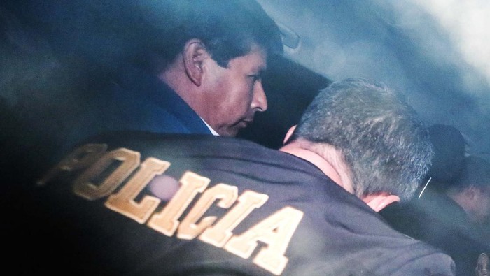 Presiden Peru Ditangkap Usai Dimakzulkan Kabar menggemparkan datang dari Negara Peru. Presidennya Pedro Castillo dilengeserkan oleh parelemen dan ditangkap atas dugaan pemberontakan.