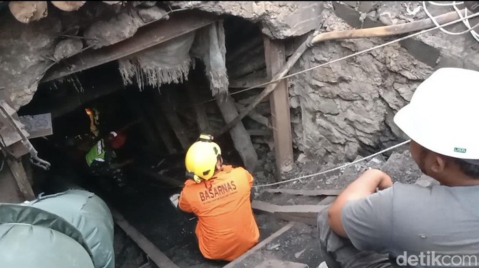 Proses evakuasi korban ledakan di tambang batu bara yang ada di wilayah Sawahlunto, Sumatera Barat