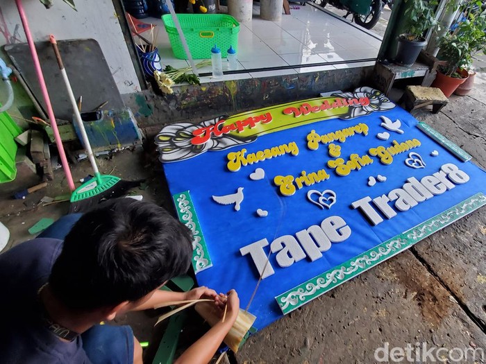 Proses pembuatan karangan bunga untuk pernikahan Kaesang dan Erina di Toko Wijaya, Kota Baru, Jogja, Jumat (9/12/2022).