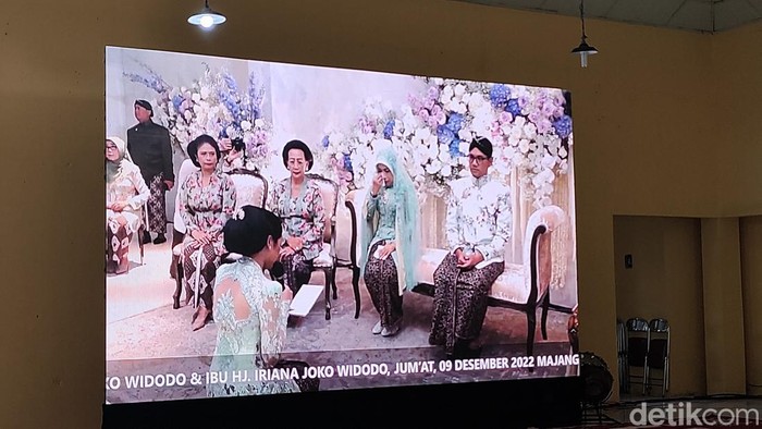 Proses sungkeman Erina Gudono kepada ibu dan kakak di kediaman Sleman, DIY, Jumat (9/12/2022).
