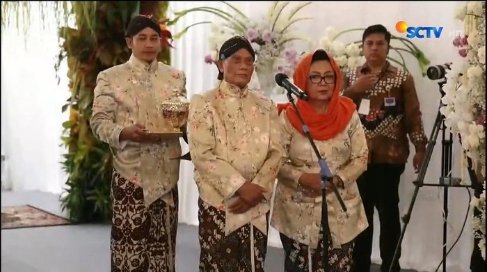 Prosesi penyerahan potongan rambut Kaesang di Sleman, Jumat (9/12/2022).