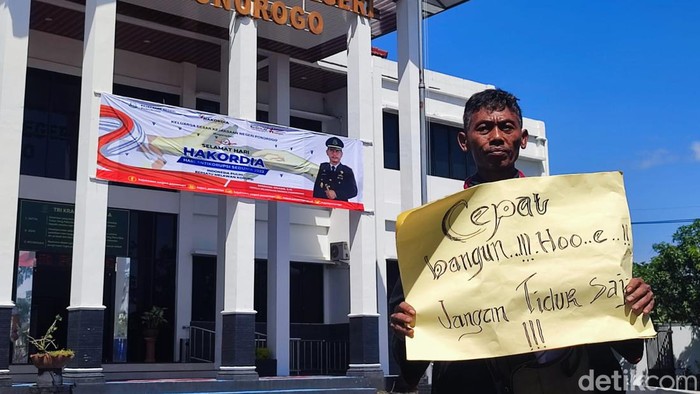Pujiana demo tunggal Hari Antikorupsi di depan Kejari Ponorogo