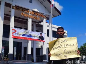 Pria Ini Seorang Diri Demo Tunggal Hari Antikorupsi di Kejari Ponorogo
