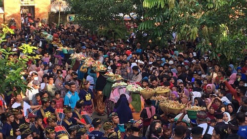 Ribuan masyarakat di Kecamatan Lingsar, Lombok Barat, NTB, tumpah ruah menyaksikan kemeriahan Perang Topat di Pura Lingsar Lombok Barat, Kamis (9/12/2022).