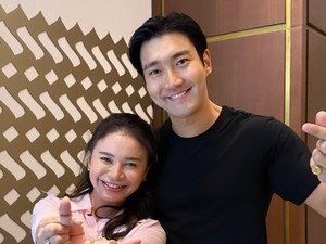 Rossa Pamer Momen Dipeluk & Foto Bareng Choi Siwon, Sukses Bikin Iri Netizen