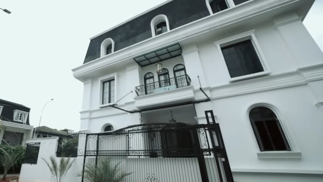 Dulu hidup pas-pasan, pelawak yang kini juga anggota DPR Eko Patrio hidup di sebuah rumah mewah seharga Rp 150 miliar. Rumah tersebut berfasilitas lengkpa, mulai dari lift khusus mengangkut orang hingga lift untuk makanan ada di rumah ini. Lihat di sini foto-fotonya. (Foto: YouTube AH)