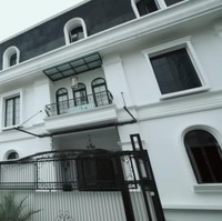 Dulu hidup pas-pasan, pelawak yang kini juga anggota DPR Eko Patrio hidup di sebuah rumah mewah seharga Rp 150 miliar. Rumah tersebut berfasilitas lengkpa, mulai dari lift khusus mengangkut orang hingga lift untuk makanan ada di rumah ini. Lihat di sini foto-fotonya. (Foto: YouTube AH)