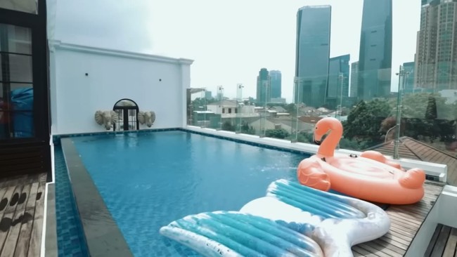 Bukan rumah mewah tentunya bila tanpa kolam renang. Namun, kolam renang infinity di rumah Eko Patrio punya pemandangan gedung-gedung pencakar langit Jakarta.  (Foto: YouTube/AH)