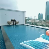 Bukan rumah mewah tentunya bila tanpa kolam renang. Namun, kolam renang infinity di rumah Eko Patrio punya pemandangan gedung-gedung pencakar langit Jakarta.  (Foto: YouTube/AH)