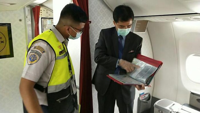 Saat Petugas Cek 'Kesehatan' Burung Besi Jelang Nataru Jelang libur Nataru 2023, frekuensi penerbangan akan lebih meningkat dari biasanya. Maka dari itu, perlu dilakukan kegiatan ramp check atau inspeksi pesawat.