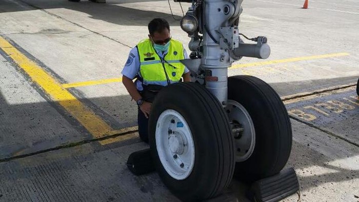 Saat Petugas Cek 'Kesehatan' Burung Besi Jelang Nataru Jelang libur Nataru 2023, frekuensi penerbangan akan lebih meningkat dari biasanya. Maka dari itu, perlu dilakukan kegiatan ramp check atau inspeksi pesawat.