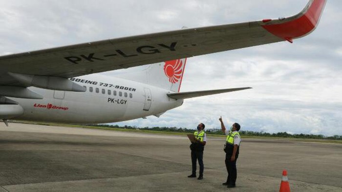 Saat Petugas Cek 'Kesehatan' Burung Besi Jelang Nataru Jelang libur Nataru 2023, frekuensi penerbangan akan lebih meningkat dari biasanya. Maka dari itu, perlu dilakukan kegiatan ramp check atau inspeksi pesawat.