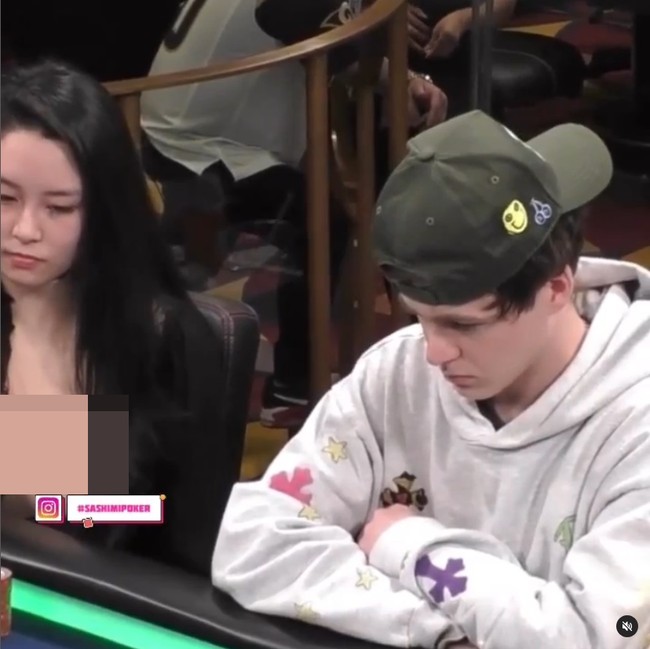 Dalam video yang viral, Sashimi tampak mengenakan dress berpotongan rendah. Di tengah-tengah permainan, busananya terbuka dan memperlihatkan bagian payudara. Ketika itu terjadi, para penonton dan komentator tentu jadi canggung.Foto: Dok. Instagram/Twitter