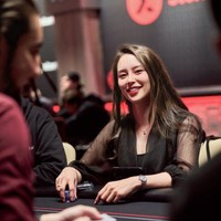 Wanita yang juga YouTuber itu sebenarnya tidak benar-benar memperlihatkan payudaranya. Ia memakai payudara prostetik dan sengaja membuatnya seperti tidak sengaja mengintip. Kontroversi tersebut mendapat tanggapan dari pemilik Hustler Casino Live, Ryan Feldman, yang memastikan bahwa kontroversi tersebut hanyalah sebuah lelucon. Foto: Dok. Instagram/Twitter