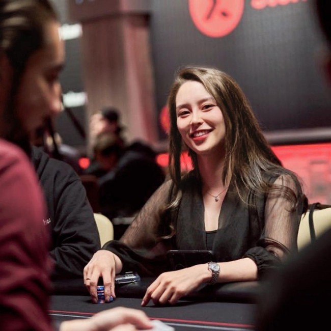 Wanita yang juga YouTuber itu sebenarnya tidak benar-benar memperlihatkan payudaranya. Ia memakai payudara prostetik dan sengaja membuatnya seperti tidak sengaja mengintip. Kontroversi tersebut mendapat tanggapan dari pemilik Hustler Casino Live, Ryan Feldman, yang memastikan bahwa kontroversi tersebut hanyalah sebuah lelucon. Foto: Dok. Instagram/Twitter