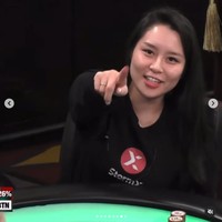 Seorang pemain poker bernama Sashimi disebut bermain curang dalam turnamen poker Max Pain Monday yang disiarkan di akun YouTube Hustler Casino. Ia dianggap sengaja tampil dengan malfungsi busana untuk mencuri atensi dan mengalihkan konsentrasi lawan.  Foto: Dok. Instagram/Twitter
