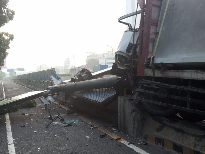 Satu unit truk mengalami kecelakaan di Tol Tangerang arah Jakarta. Rambu jalan roboh akibat tertabrak hingga menutup exit tol. (dok istimewa)