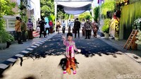 Sebelum acara dimulai, Sedang Mirah tiba-tiba menghampiri awak media. Sedah Mirah berdiri dan memandang banyaknya kamera. Sedah Mirah kemudian melambaikan tangan ke arah kamera wartawan. Foto: Tara Wahyu NV/detikJateng