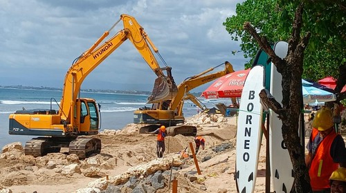 Sejumlah alat berat kurang lebih enam hingga tujuh unit sibuk bekerja melakukan penataan pantai, tepatnya di depan Hardrock Kuta.