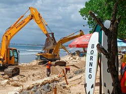 Sejumlah alat berat kurang lebih enam hingga tujuh unit sibuk bekerja melakukan penataan pantai, tepatnya di depan Hardrock Kuta. Foto: Triwidiyanti/detikBali