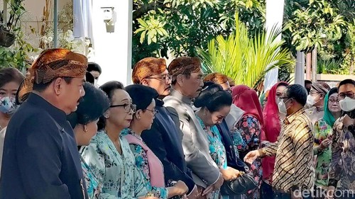 Sejumlah menteri hadiri siraman Kaesang Pangarep di kediaman Presiden Joko Widodo di Sumber, Solo, Jumat (9/12/2022).
