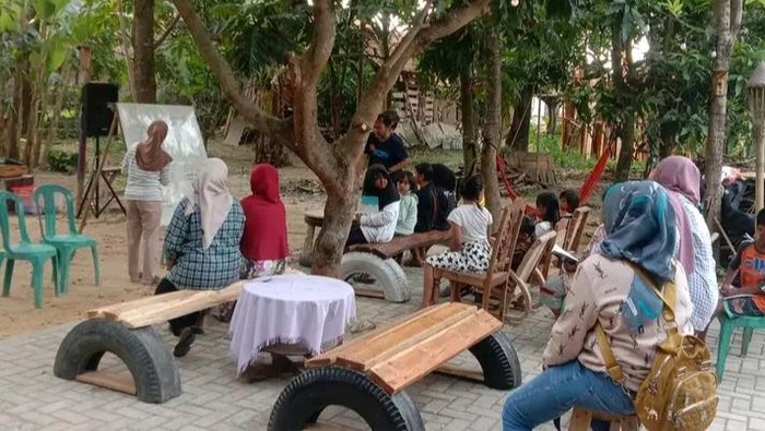 Sekolah bahasa di Kampung TKW Majalengka.
